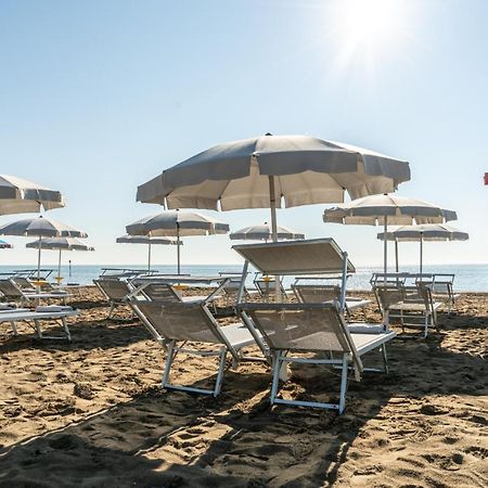 Hotel Athena Lignano Sabbiadoro Bagian luar foto