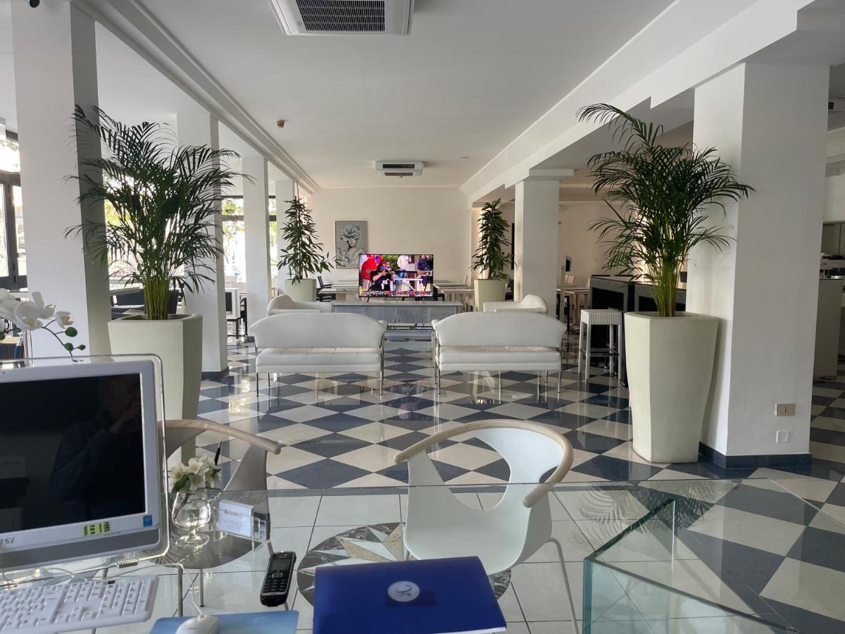 Hotel Athena Lignano Sabbiadoro Bagian luar foto