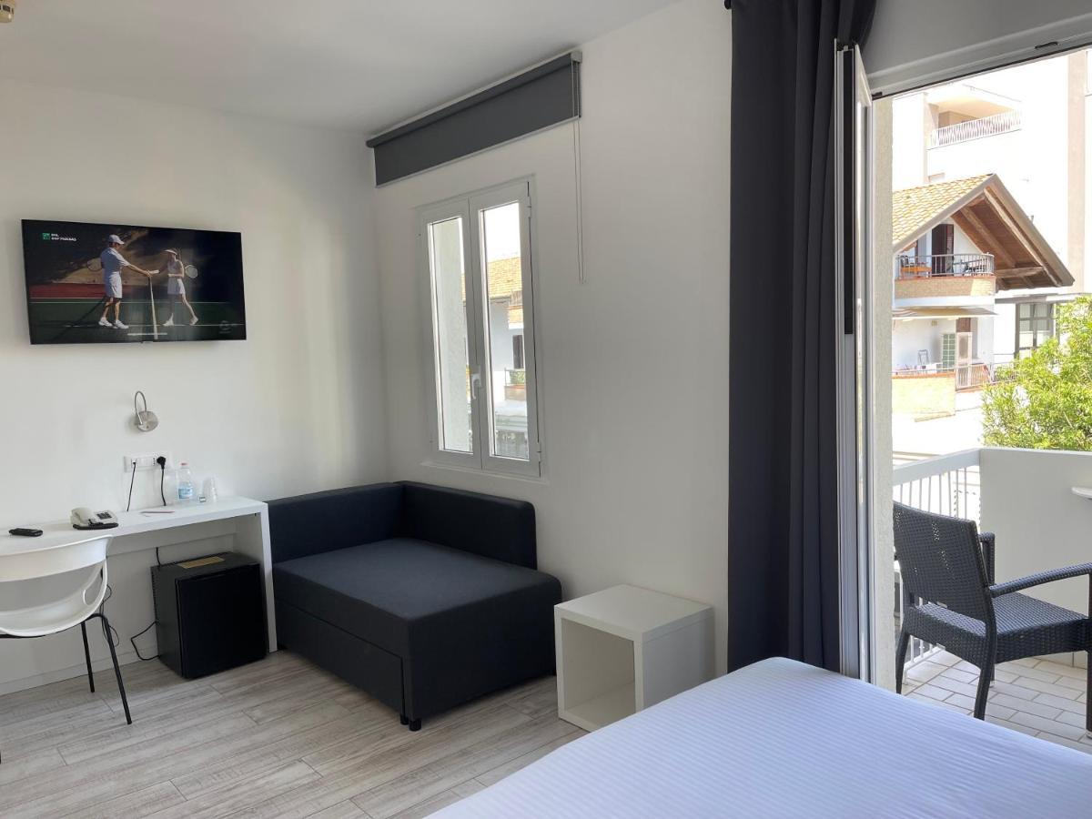 Hotel Athena Lignano Sabbiadoro Bagian luar foto