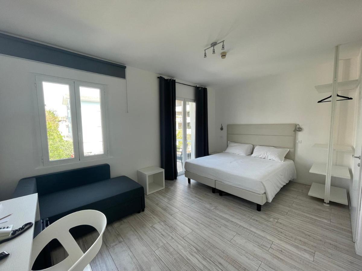 Hotel Athena Lignano Sabbiadoro Bagian luar foto