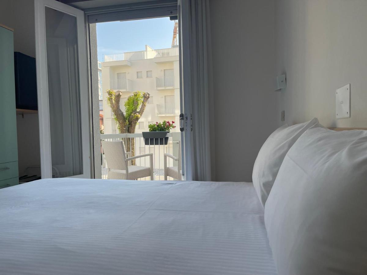 Hotel Athena Lignano Sabbiadoro Bagian luar foto