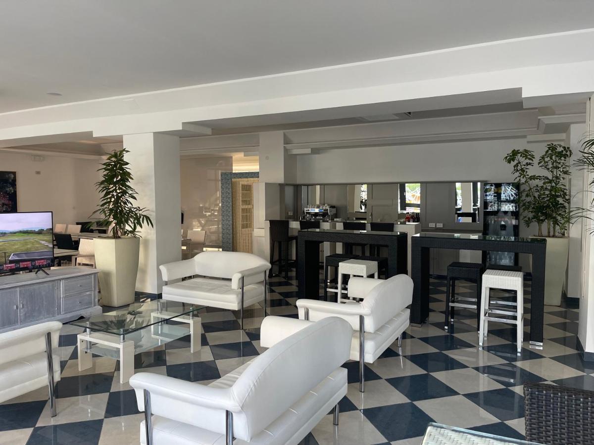 Hotel Athena Lignano Sabbiadoro Bagian luar foto