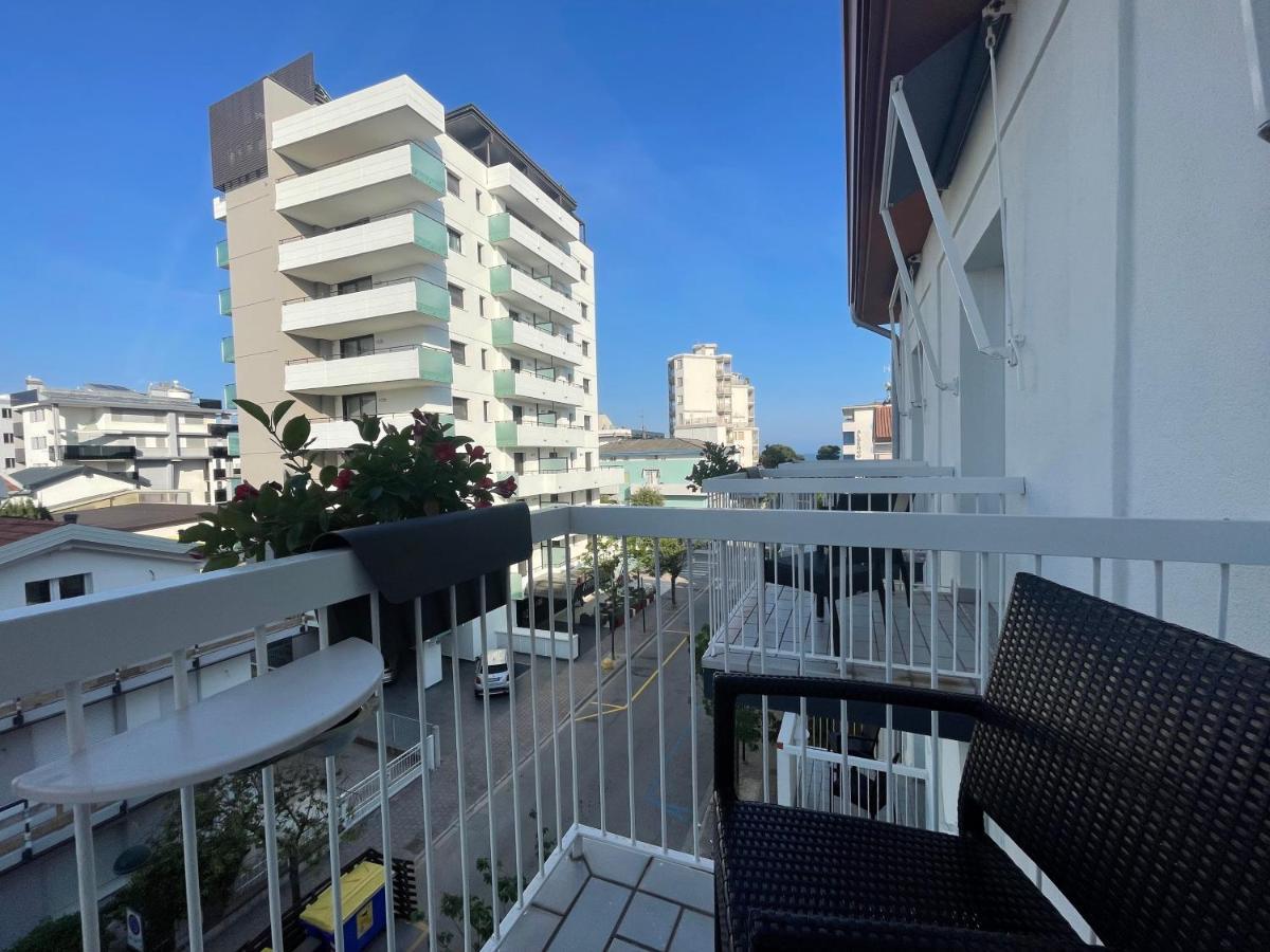 Hotel Athena Lignano Sabbiadoro Bagian luar foto