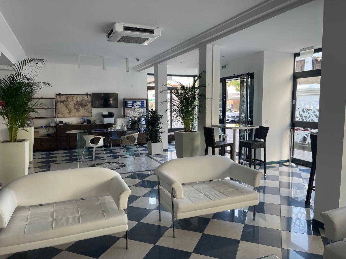 Hotel Athena Lignano Sabbiadoro Bagian luar foto