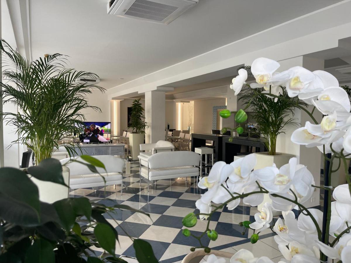 Hotel Athena Lignano Sabbiadoro Bagian luar foto