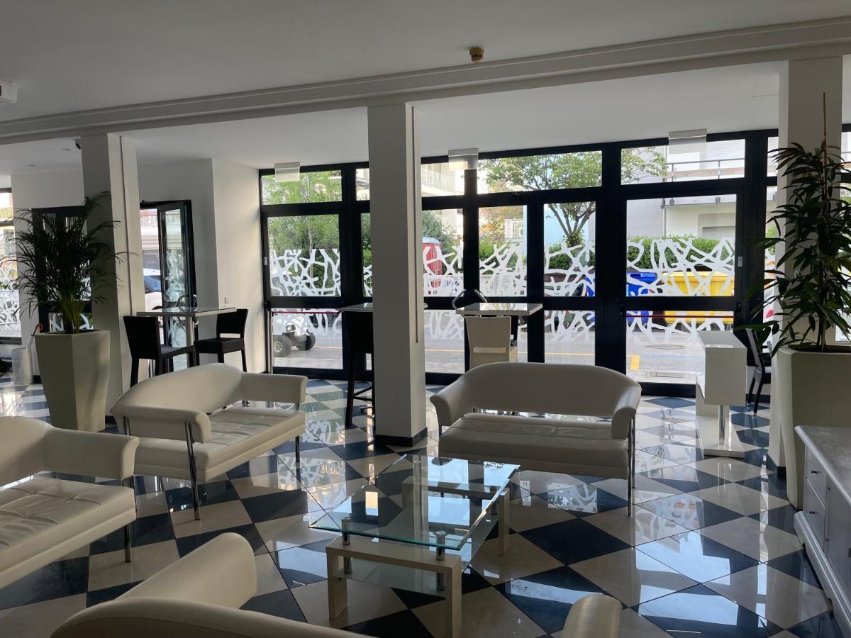 Hotel Athena Lignano Sabbiadoro Bagian luar foto