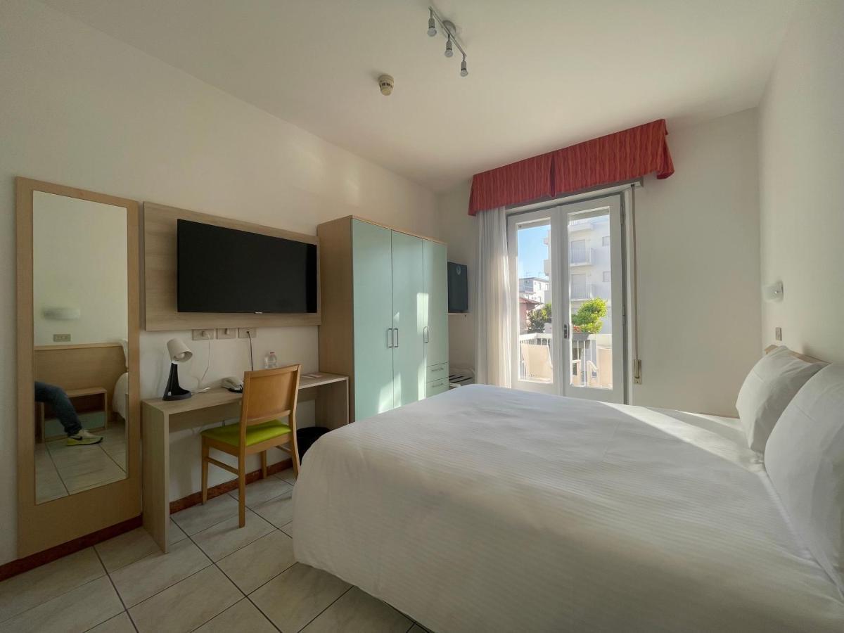 Hotel Athena Lignano Sabbiadoro Bagian luar foto