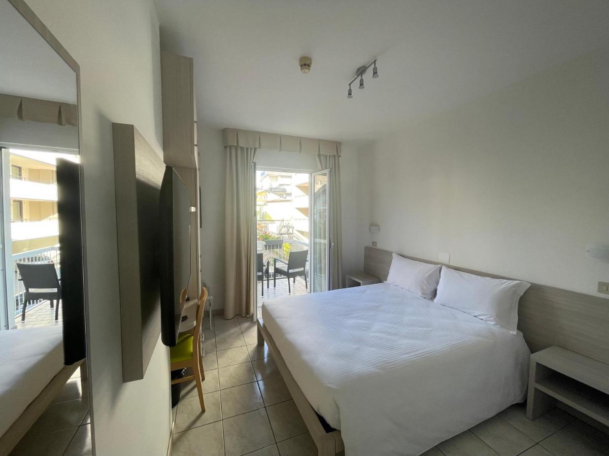 Hotel Athena Lignano Sabbiadoro Bagian luar foto
