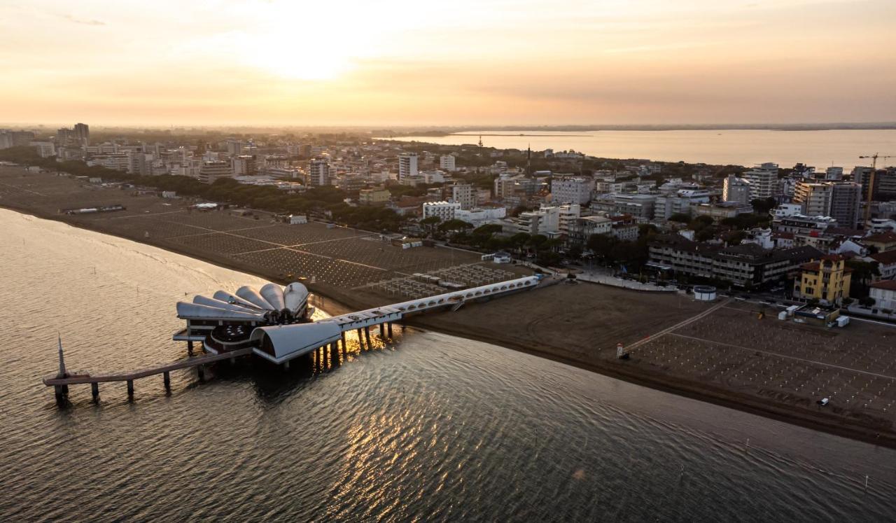 Hotel Athena Lignano Sabbiadoro Bagian luar foto
